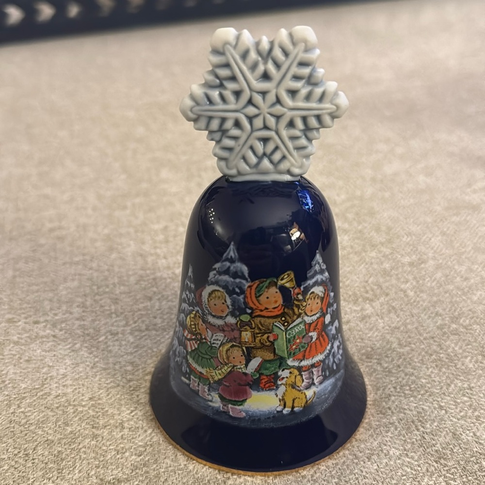 Avon Vintage 1987 Avon Christmas‎ Bell, Collectible, Children Singing bell